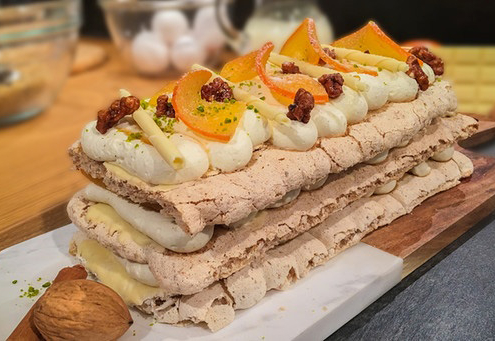 Walnuss-Baiser-Torte mit Kaki und griechischem Joghurt