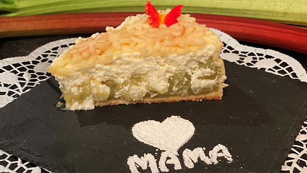 Käsekuchen mit Apfel-Rhabarber-Füllung